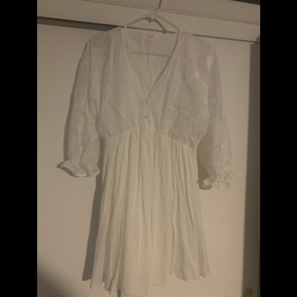 White dress with lace arms